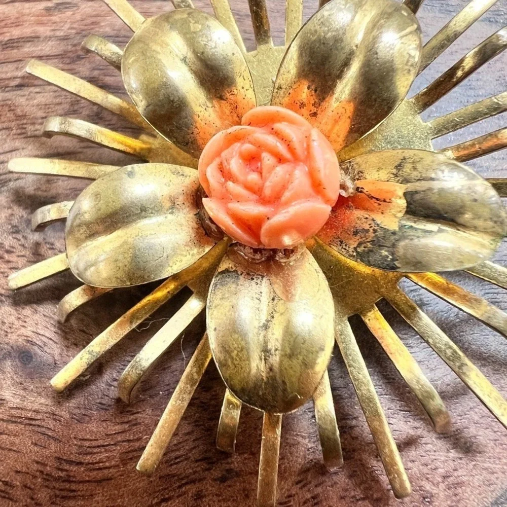 Atomic 1950s Sunburst Flower Brooch Gold Tone‎ Coral Rose